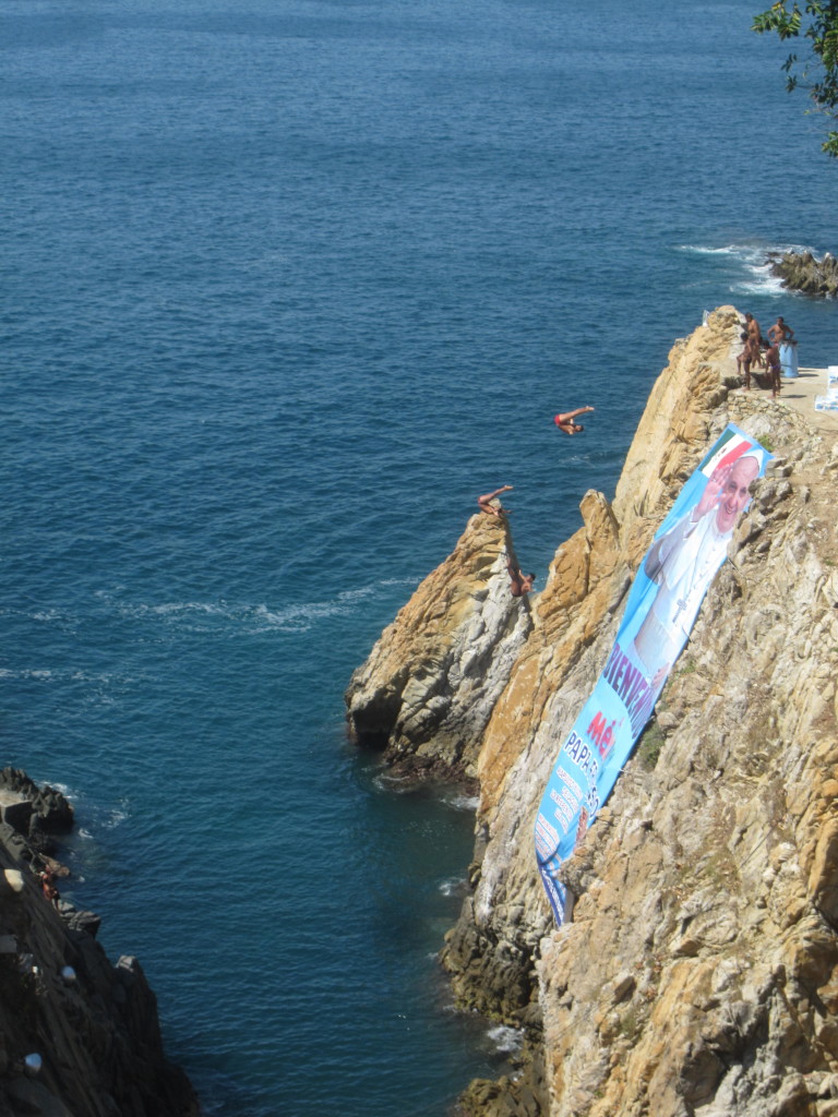 Klippdykarna gjorde synkroniserade volter från 24 meter! The cliff divers did synchronized somersaults from 24 meters!