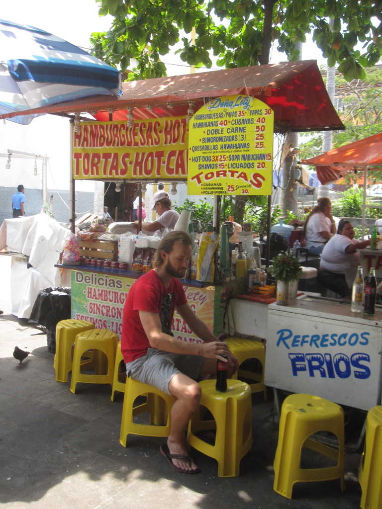 Lunchdags i Zócalo, en stadsdel i Acapulco med mycket försäljare! Lunchtime in Zocalo, a neighborhood in Acapulco, with plenty of vendors!