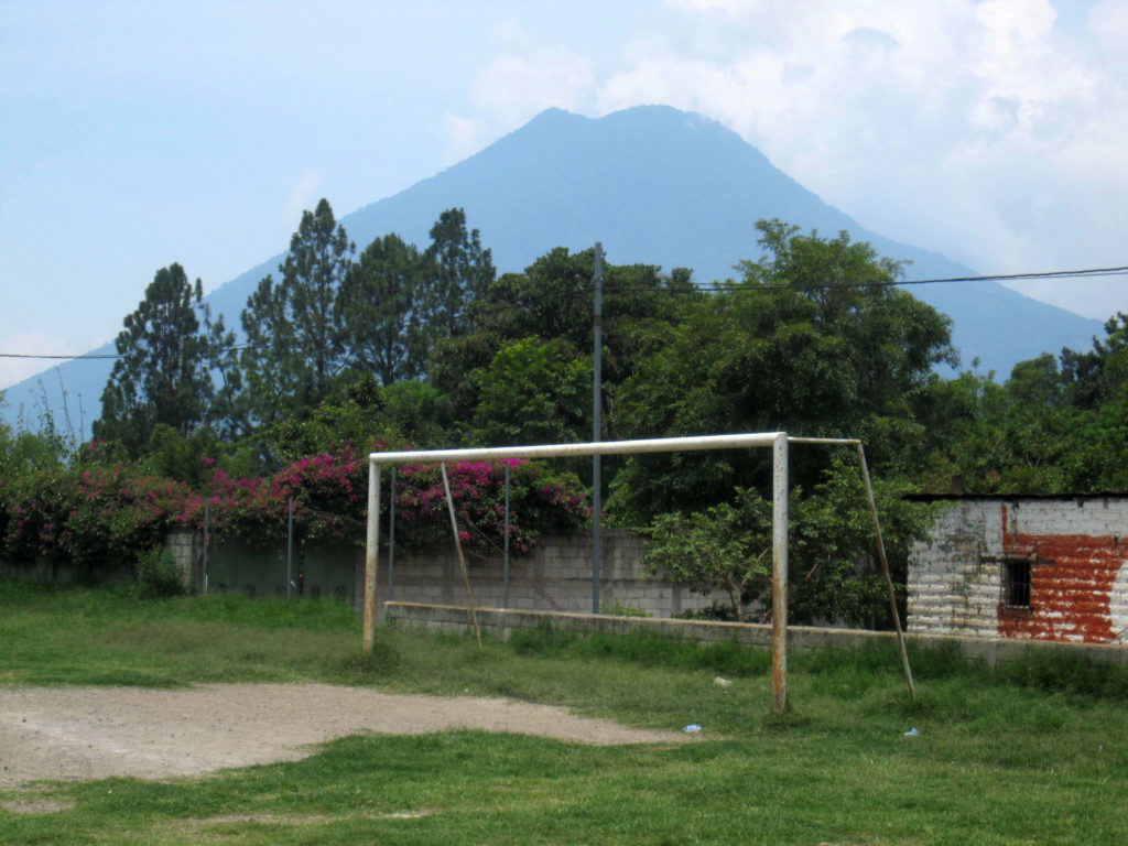 VI hittade en liten fotbolllsplan som hade San Pedrovulkanen som åskådare. We found a small football field that had San Pedro volcano as a spectator.