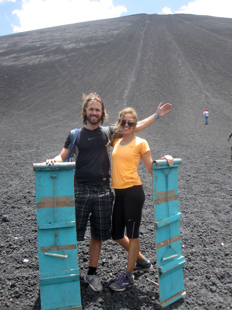 Jag och Pontus poserar framför vulkanen som vi nyss åkt ned för med våra brädor. / Me and Pontus posing in front of the volcano which we had just gone down with our boards.